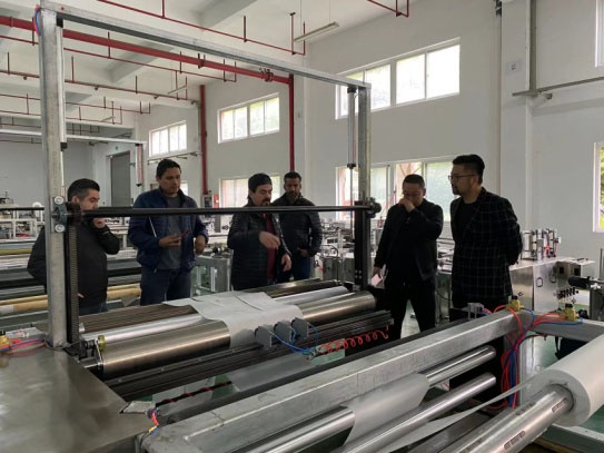 Pakistan customers come to test nonwoven slitter rewinder.jpg